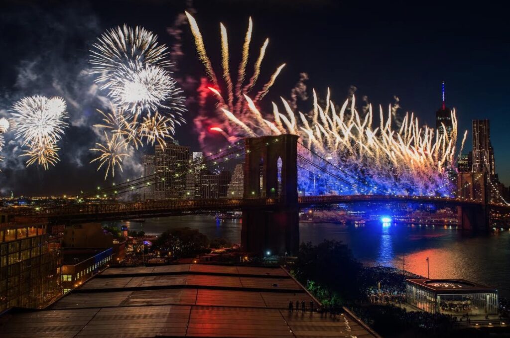 Fogos Brooklyn Bridge Park - Photo by Julienne Schaer Fogos Brooklyn Bridge Park